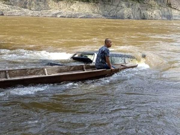Four-wheel-drive stuck while crossing Sungai Tutoh in Baram, no casualties reported